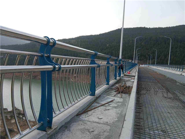 静海不锈钢桥梁护栏的特点及其在桥梁安全中的重要作用