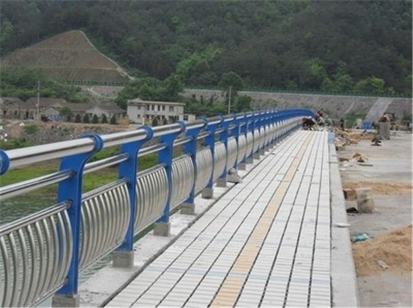 静海不锈钢桥梁护栏的特性及其在现代建筑中的应用